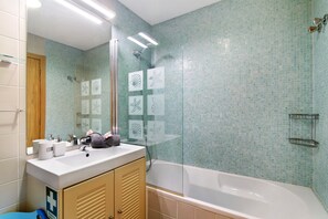 Bathtub, hair dryer, towels - Apartment "Maré Cheia SL015" with Shared Pool & Wi-Fi (Santa Luzia)