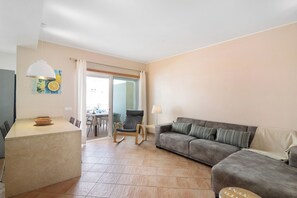 TV, video games, DVD player, stereo - Apartment "Maré Cheia SL015" with Shared Pool & Wi-Fi (Santa Luzia)