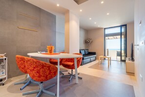 Dining - Apartment 'La Dimora Sul Mare' with Sea View, Wi-Fi and Air Conditioning (Bari)