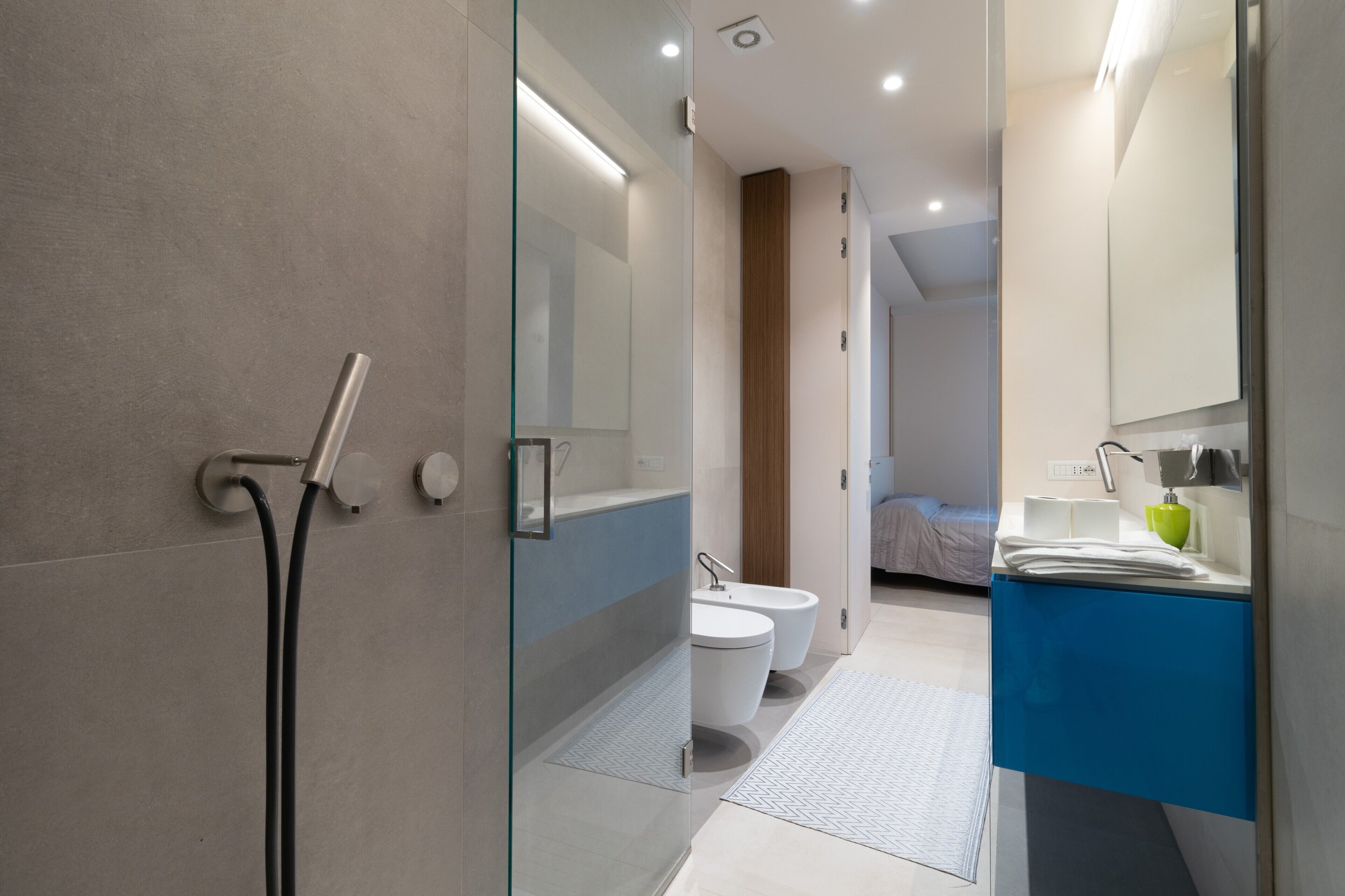 Dusche, kostenlose Toilettenartikel, Haartrockner, Bademäntel