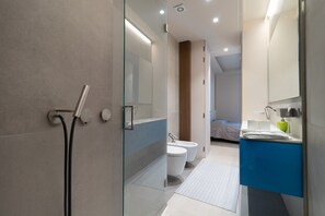 Dusche, kostenlose Toilettenartikel, Haartrockner, Bademäntel