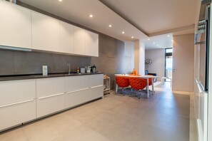 Fridge, microwave, oven, stovetop - Apartment 'La Dimora Sul Mare' with Sea View, Wi-Fi and Air Conditioning (Bari)