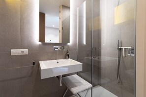 Douche, articles de toilette gratuits, sèche-cheveux, peignoirs