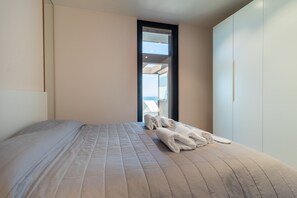 A bedroom with a bed, a window, and a wardrobe. - Apartment 'La Dimora Sul Mare' with Sea View, Wi-Fi and Air Conditioning (Bari)