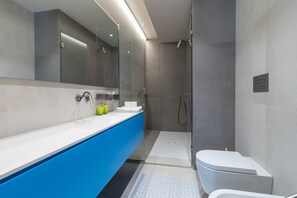 Shower, free toiletries, hair dryer, bathrobes - Apartment 'La Dimora Sul Mare' with Sea View, Wi-Fi and Air Conditioning (Bari)