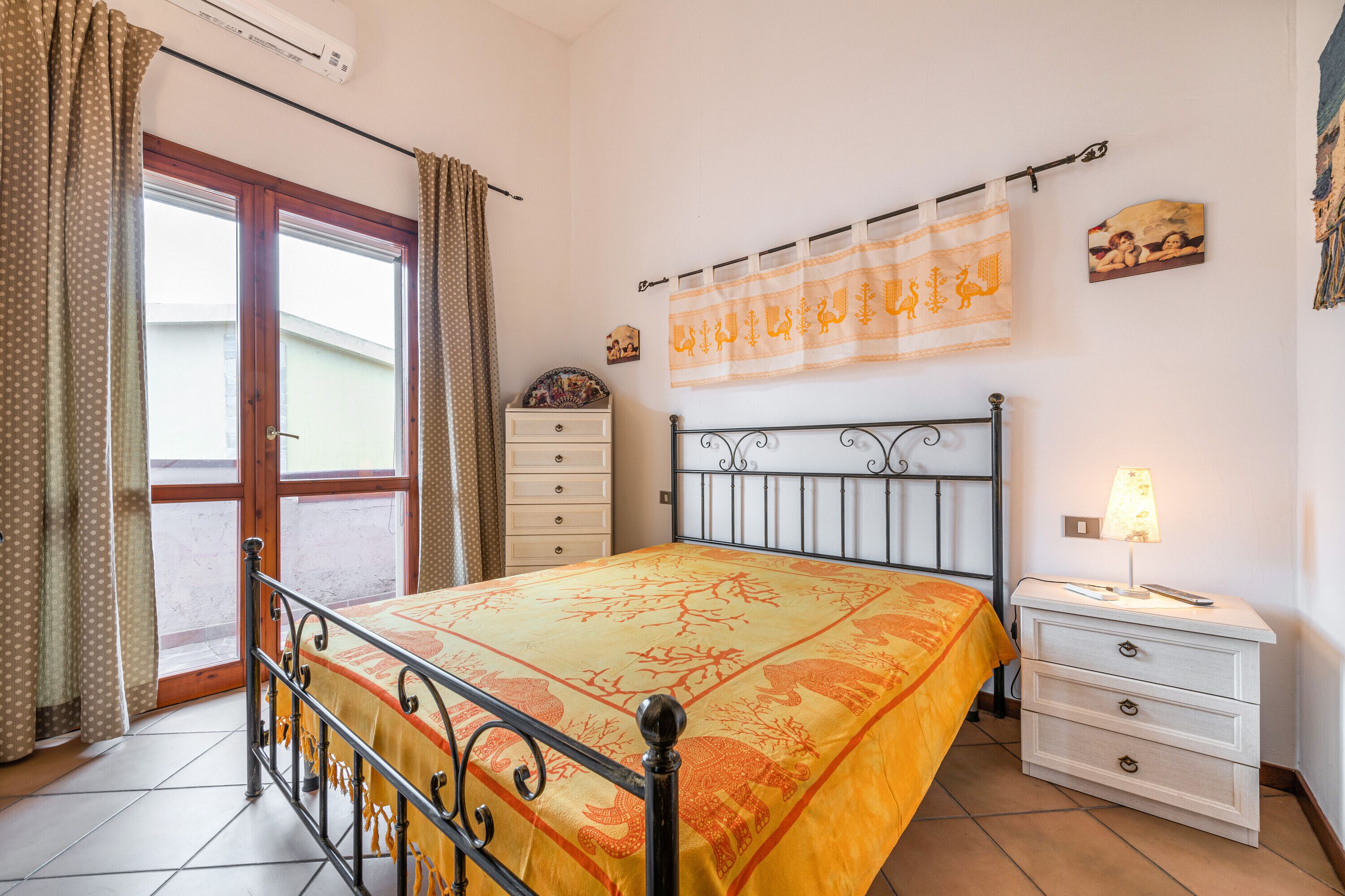 2 bedrooms, iron/ironing board, bed sheets