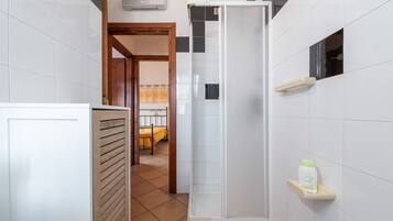 2 bedrooms, iron/ironing board, bed sheets