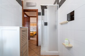 2 bedrooms, iron/ironing board, bed sheets