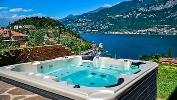 Bain à remous extérieur