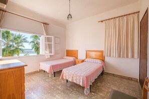 4 bedrooms, iron/ironing board, bed sheets - Apartment 'Las Palmeras 3' with Sea View, Private Terrace and Balcony (Benicarlo)