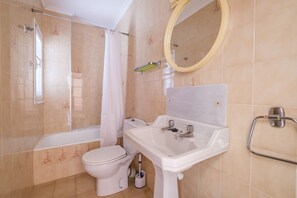 Bathtub, towels