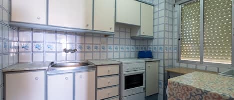 Kühlschrank, Ofen, Herdplatte, Wasserkocher mit Kaffee-/Teezubehör
