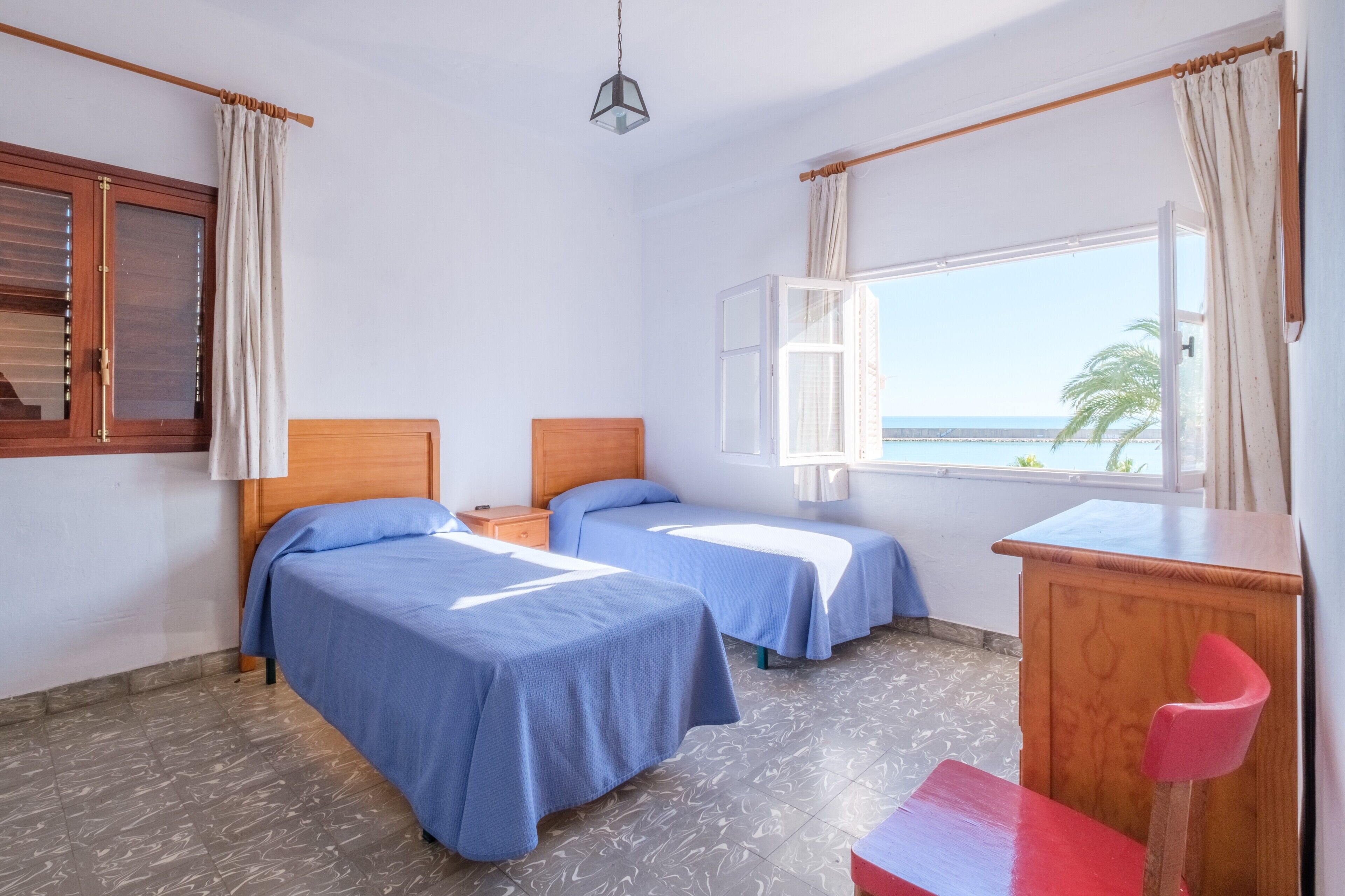 4 bedrooms, iron/ironing board, bed sheets