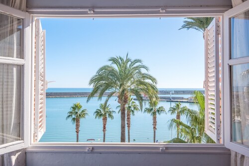 Appartement "Las Palmeras 4" avec vue sur la mer, terrasse privée et balcon.