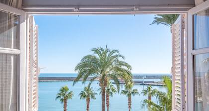 Appartement "Las Palmeras 4" avec vue sur la mer, terrasse privée et balcon.