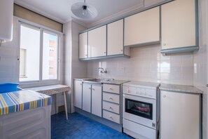 Frigorífic, forn, placa de cuina i cafetera i tetera 