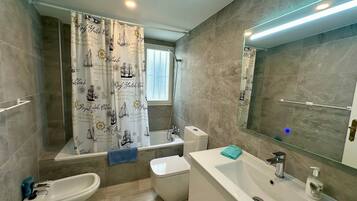 Badewanne, Haartrockner, Handtücher