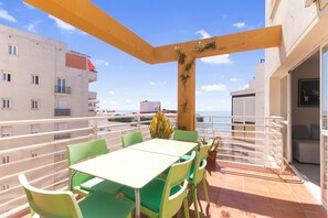 A balcony with a table and chairs, a railing, and a view of the sea. - Apartment 'Penthouse' with Sea View, Wi-Fi and Air Conditioning (Marbella)