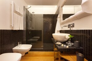 Dusche, Haartrockner, Bidet, Handtücher