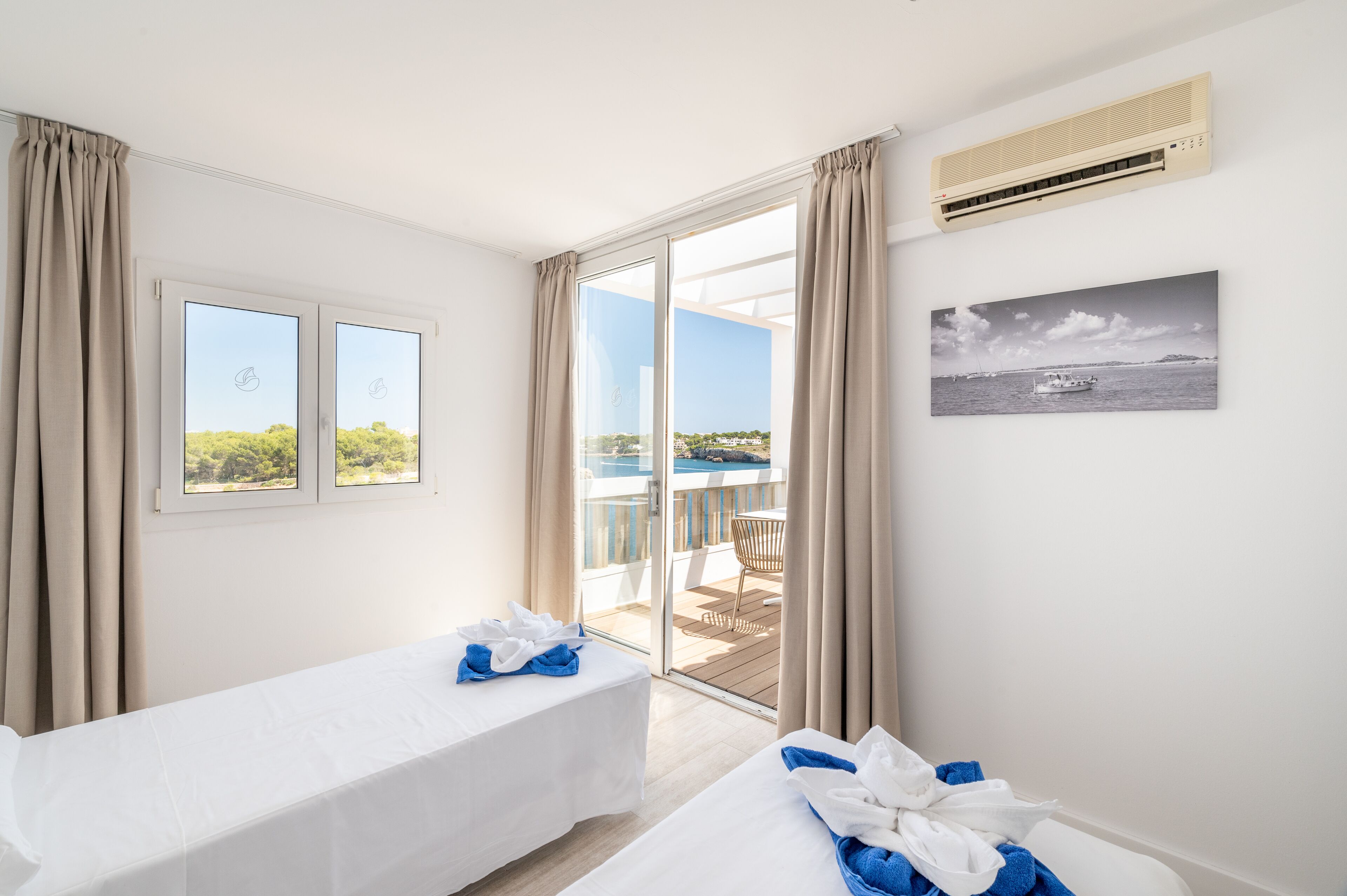 Superior appartement, 1 slaapkamer, terras, uitzicht op oceaan | 1 slaapkamer, verduisterende gordijnen, een strijkplank/strijkijzer