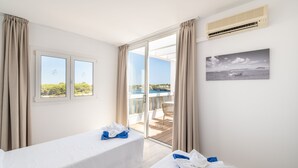 شقة سوبيريور - غرفة نوم واحدة - بشرفة - بمنظر للمحيط | 1 غرفة نوم وستائر تعتيم ومكواة/لوح كي وأسرّة أطفال/رضّع (مجانًا)