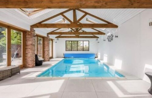 STUNNING LARGE COUNTRY FAMILY HOME, INDOOR POOL, SLEEPS 12, SECLUDED GARDEN