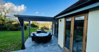 STUNNING LARGE COUNTRY FAMILY HOME, INDOOR POOL, SLEEPS 12, SECLUDED GARDEN