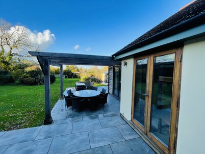 STUNNING LARGE COUNTRY FAMILY HOME, INDOOR POOL, SLEEPS 12, SECLUDED GARDEN