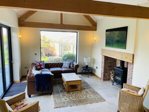 Smart-TV, peis, bøker og stereoanlegg