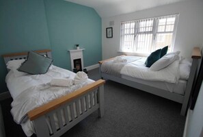 3 عدّة غرف نوم وواي فاي وملاءات أسرّة