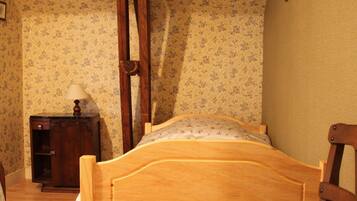 2 bedrooms, iron/ironing board, travel crib, free WiFi