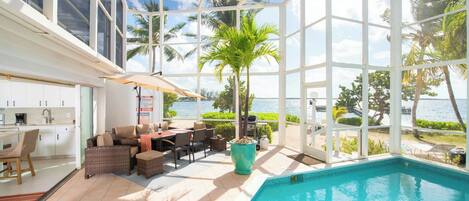 Een binnenzwembad en een verwarmd zwembad