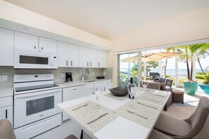   冷蔵庫、電子レンジ、オーブン、コンロ