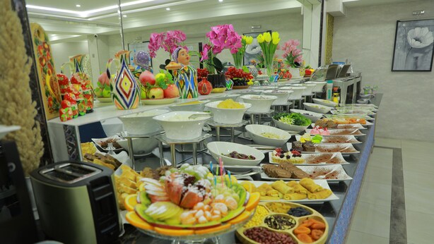 Un buffet proposant une variété de plats et d’éléments décoratifs.