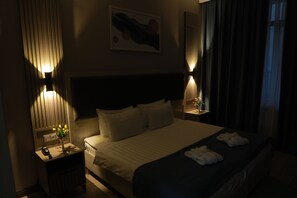 基础双人房 | 客房内保险箱、特色家居、办公桌、笔记本电脑工作区