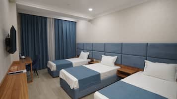 Basic Triple Room | In-room safe, individually furnished, desk, laptop workspace