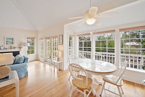 テレビ、書斎 / ワークスペース