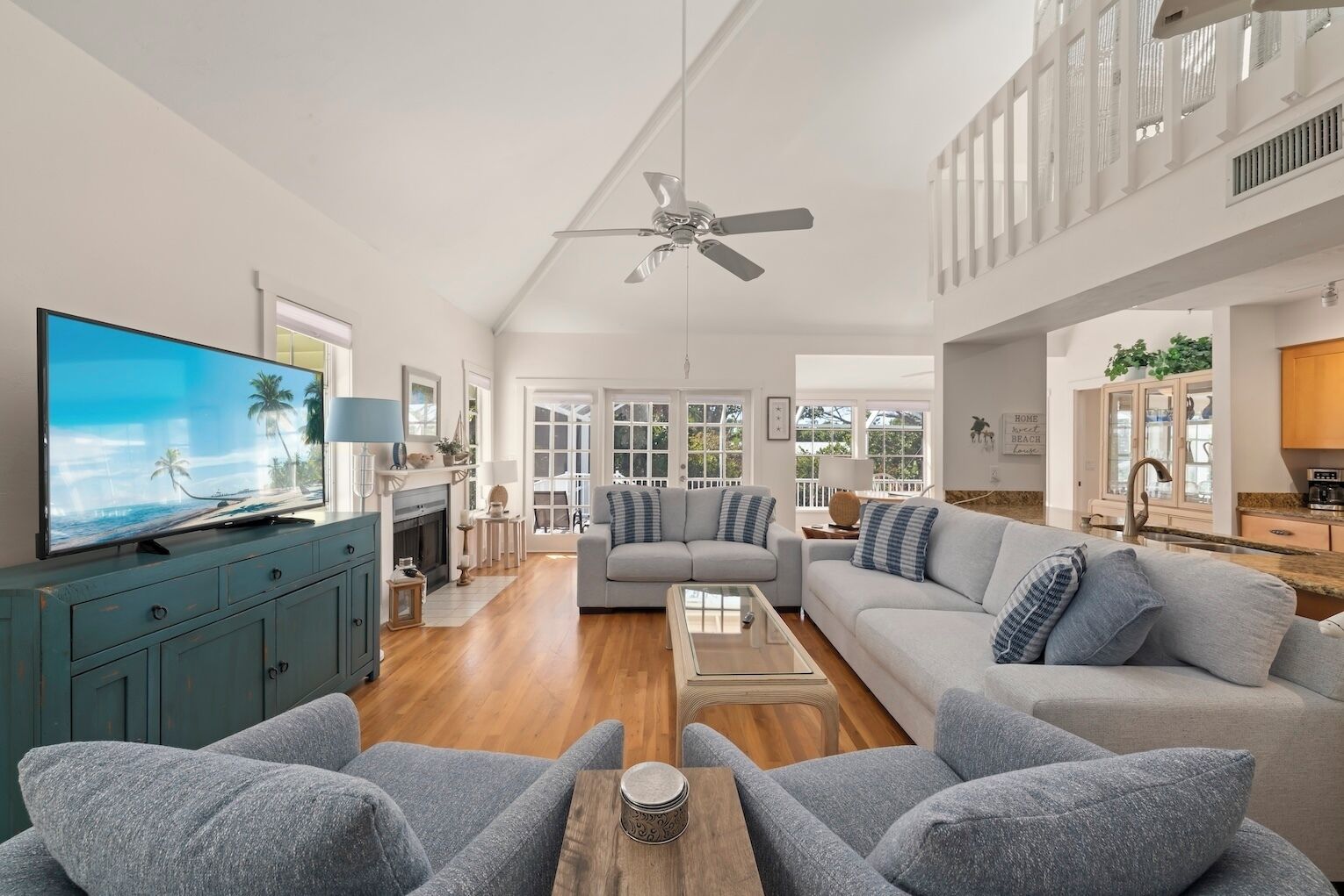 Una televisión, una oficina