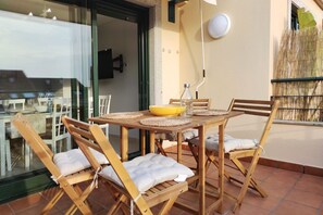 تناول الطعام بالخارج