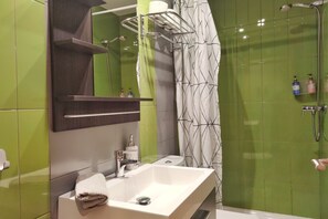 Dusche, Haartrockner, Handtücher