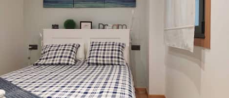 1 chambre, fer et planche à repasser, lit de bébé portatif, Wi-Fi