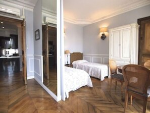 2 chambres, coffres-forts dans les chambres, bureau
