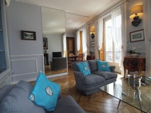 Télévision, lecteur de DVD, livres, chaîne hi-fi