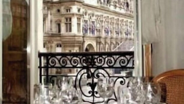 A table set for dining with a view of a historic building. - Lafayette 75 M2 (Paris)