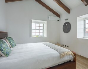2 bedrooms, iron/ironing board, travel cot, WiFi