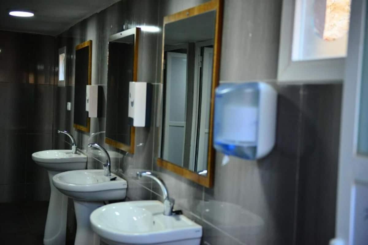 Een douche, een hydromassagedouche, designer toiletartikelen