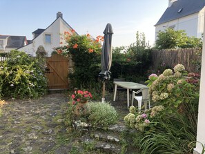 Outdoor dining - Charming family villa 50 metres from the main beach (Quiberon)