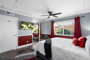 4 bedrooms, desk, iron/ironing board, free WiFi - Scottsdale Oasis: Pool & Game Room (Scottsdale)