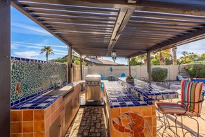 Outdoor dining - Scottsdale Oasis: Pool & Game Room (Scottsdale)