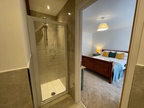 Dusche, Haartrockner, Handtücher, Toilettenpapier